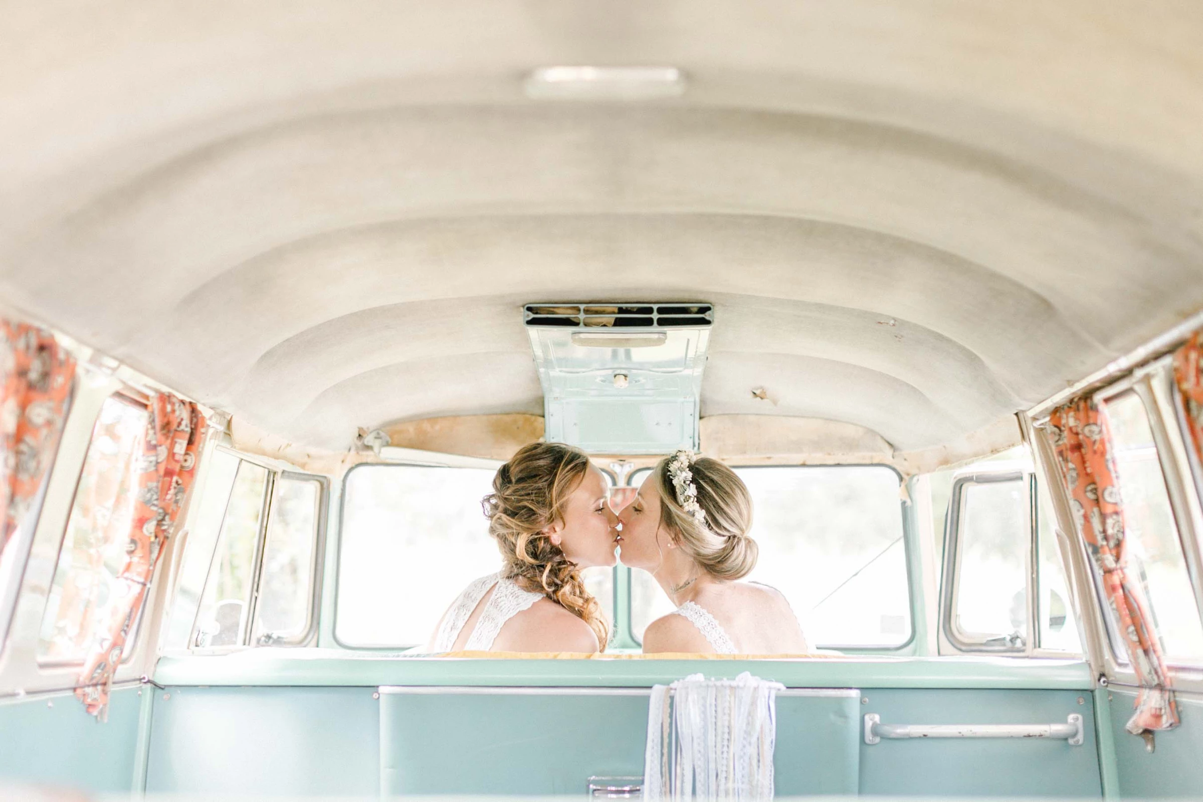 gris marron mariage voiture couple